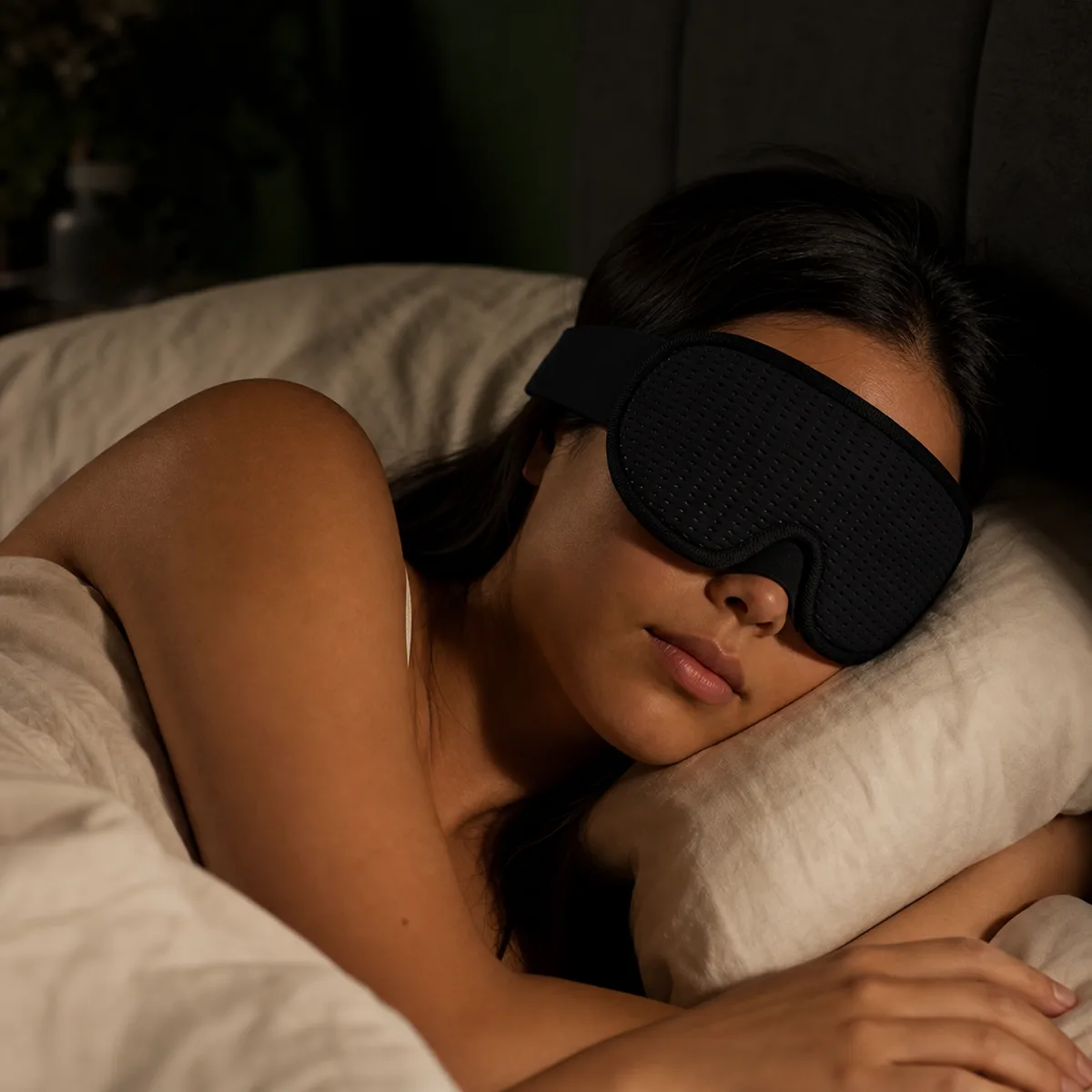 Une femme dort sur le côté avec le masque BLAKOUT